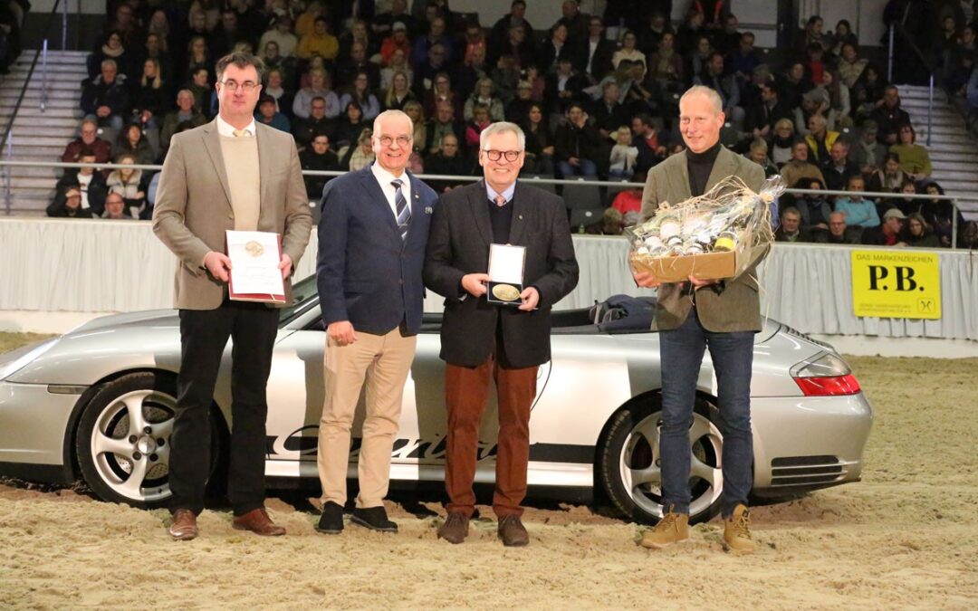 Gustav Rau-Medaille für Burchard Schröder – Geschäftsführer des Vereins Hannoveraner Privathengsthalter ausgezeichnet
